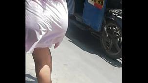 Culona en minifalda en la calle