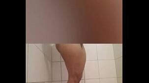 Mujer tetona y culona mostrando en la ducha