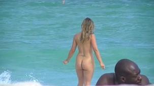 La sexy esposa exhibicionista desnuda heather silk en una playa nudista mexicana