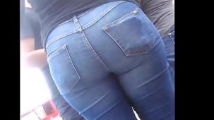 Culona en jeans apretados con gran culo sincero
