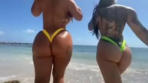 Duo de culonas en la playa