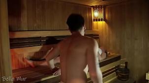 Hottie con curvas follando con un extrano en una sauna publica
