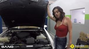 Roadside chica varada tiene sexo con el mecanico