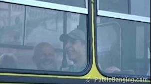 Pareja de autobus publico arriesgado sexo delante de los pasajeros en medio de un dia