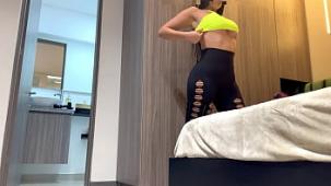 Camara espia a modelo fitness que se prepara para ir al gimnasio leggin big tits big ass latina