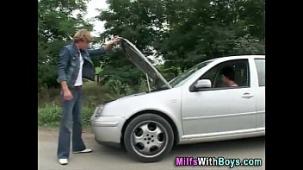Morena madura se la follan en su coche
