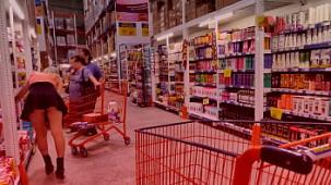 Esposa presumiendo dentro del supermercado con su marido cornudo