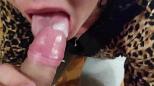 Demostracion de mamada cachonda frotando el cono y corrida en la boca milf latina amateur