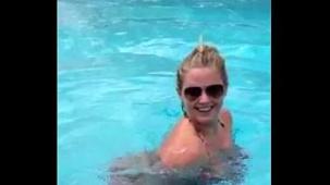 Mamada en la piscina publica por rubia grabada en el telefono movil
