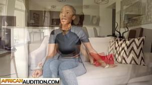 Divertida chica africana amateur con grandes tetas en una audicion para un video musical falso