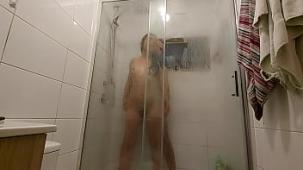 Sexo apasionado en la ducha latina
