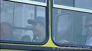 Sexo en publico en un bus urbano