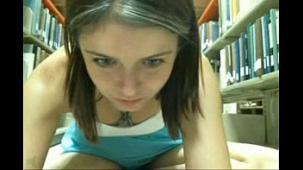 Cachonda se masturba en la biblioteca