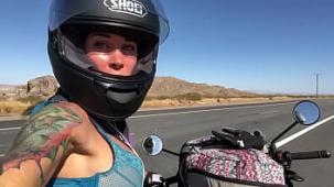 Felicity feline montando en motocicleta aprilia tuono