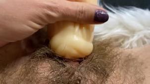 Enorme clitoris erecto follando vagina profundamente dentro de un gran orgasmo