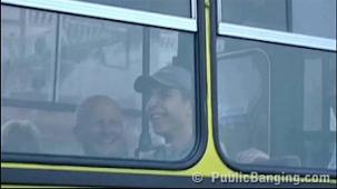 Loco sexo publico extremo en un autobus