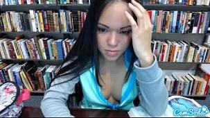 Sexy latina se desnuda y masajea su cono en la biblioteca publica