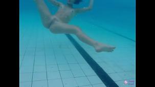 Cachonda nadando desnuda en la piscina