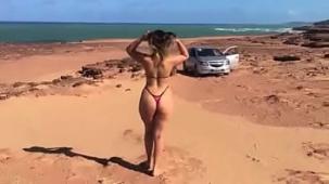 Esposa caliente en bikini tanga caminando en la playa desierta mostrando su gran culo