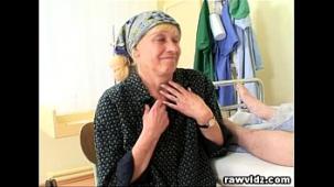 Enfermera caliente traviesa ayuda a un paciente mayor a acostarse