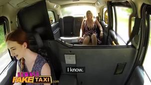 Mujer falsa taxi rubia milf se corre en la lengua de las pelirrojas sexy