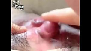 Japonesa frotando su gran clitoris hasta el orgasmo