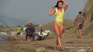 Banador transparente y nude en la playa