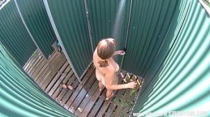 Chica gordita atrapada en la ducha publica
