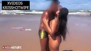 Kriss hotwife besandose y besandose en la playa con el director de bahia