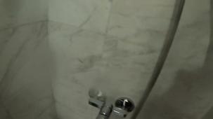 Mi hermanastra me hace una mamada en la ducha