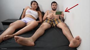 La hermanastra pilla a su hermanastro viendo porno y esto es lo que hace