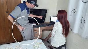 Ama de casa recibio un tecnico para arreglar su computadora