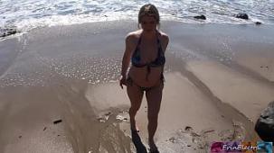 Ayudando a la rubia en la playa que esta tomando selfies matthias christ