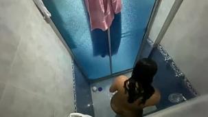 Video real mi madrastra duchandose camara