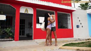 Chica peruana sexy se va a casa con un chico blanco despues de un juego de besos