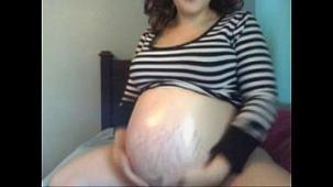 Chica embarazada masturbandose