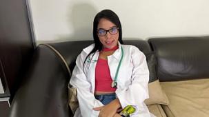Hermosa madrastra doctora debe de ayudar a su hijastro con su ereccion