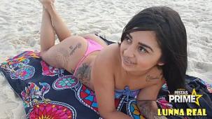 Joven solo en la playa de copacabana llama la atencion del pervertido fisherman dj jump y prime party