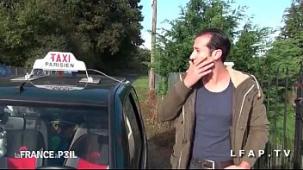 Esta milf francesa en lenceria es follada por el culo por el taxista