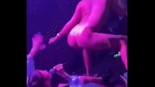 Fan desnuda haciendo sexo oral y mamando a mc pipokinha en el escenario