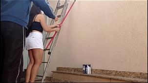 Mujer casada seduciendo y follandose al pintor que su marido contrato para pintar la casa