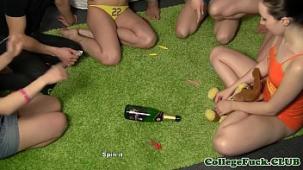 Universitarios sexgamers haciendo girar la botella