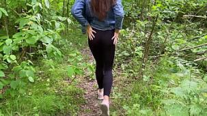Caminando por el bosque conoci a una chica y decidi follarla en el bosque