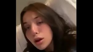 Chica masturbandose con un dildo