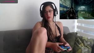 Sexy latina jugando videojuegos