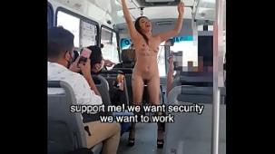 Actriz porno protesta desnuda en transporte publico