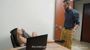 Descubre a su secretaria masturbandose en su oficina y decide castigarla metiendole la polla en su estrecho cono