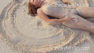 Nicky ferrari tomando el sol desnuda en el caribe