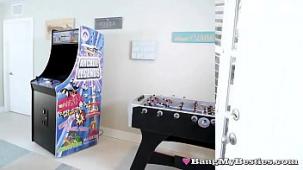 Chicas arcade cachondas comparten un joystick grande y carnoso