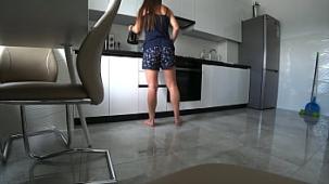 Esposa infiel engana a su marido en la cocina mientras el no esta en casa tabu anal casero